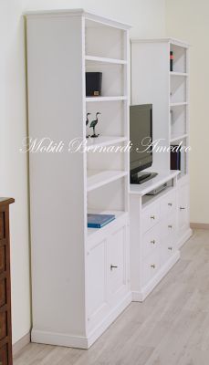 Mobile da soggiorno per Tv con libreria in legno massello stile classico e finitura laccata bianco anticato